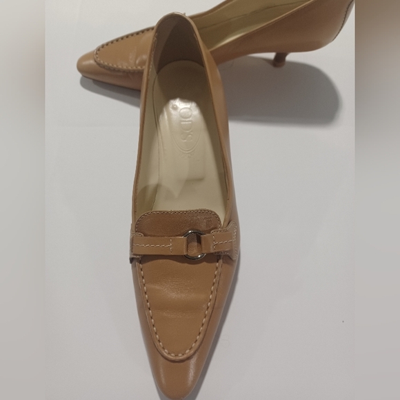 Tod's Classic Tan Leather Loafers - Picture 3 of 11